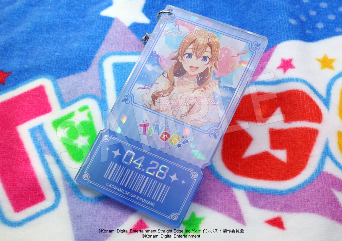 chugaionline's tweet photo. 【商品情報】
#コミックマーケット108 で販売する、『シャインポスト』商品のサンプル画像を公開！

・チケットカード風バースデーホロアクリルキーホルダー
2025年のお誕生日イラストを使用したチケットカード風のアクリルキーホルダーです！

ご予約▶️https://t.co/IqGamcZu3l
通販期間：8/17(月)23:59まで
#夏コミ #シャインポスト