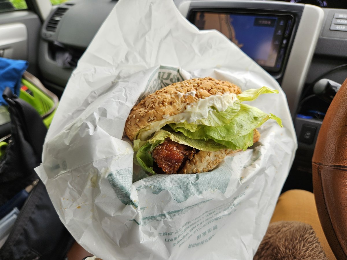 Evolve48's tweet photo. 3年ぶりのチャイチキ！
先を急ぐので テイクアウトからの車中食。
この食べづらさがまた良き

 #北海道 #ラッキーピエロ #チャイニーズチキンバーガー https://t.co/FAHje6PIU2