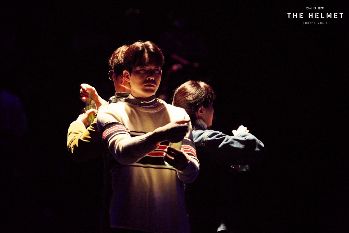 Im_culture's tweet photo. #연극 #더헬멧
𝙏𝙃𝙀 𝙃𝙀𝙇𝙈𝙀𝙏

🪖공연 사진 공개
- ROOM SEOUL

“우리는, 이거 때문에 하는 거여. 서점은 책을 팔고, 경찰은 나쁜 놈들을 잡고, 학생은 공부를 하고 이 소주병이, 소주병으로 존재할 수 있게 해주는 거…”

-
2026.07.09 - 2026.10.11
홍익대 대학로 아트센터 소극장 https://t.co/XWStOnOpB8