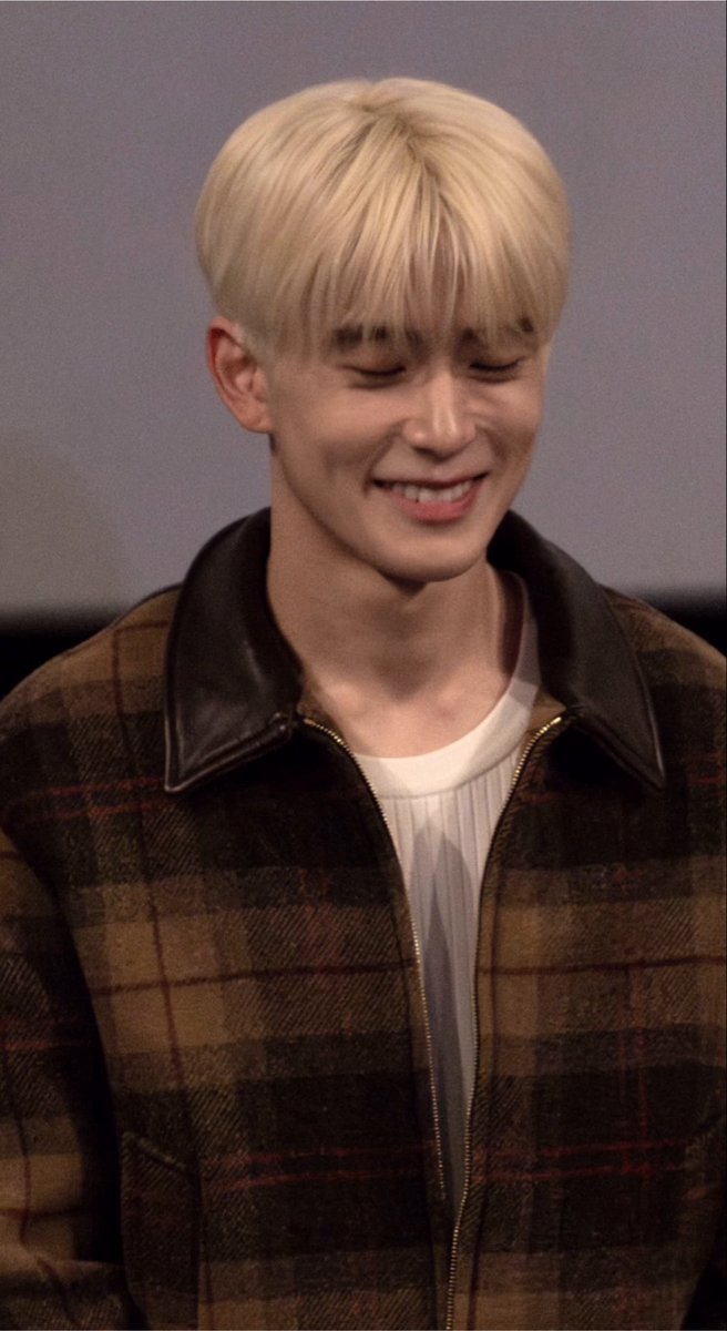 _jjeongjjh's tweet photo. 사진관 사장님이 재현이 무대인사 보러 가셔서 찍으신 거 인스타 릴스에 올려주셨다♡ https://t.co/4BJXfX1Few