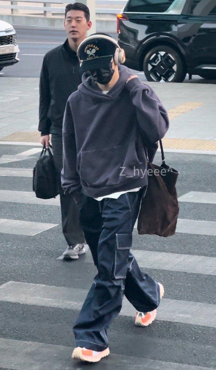 kko_rnark's tweet photo. 전에 마크 너드남이다 했을 때
너드남이 >잘 안 꾸미는데 반전매력 있는 사람<이란 말에
천러가 완전 부정하면서 얘 잘꾸미잖아 너 옷 되게 잘입잖아라고 했었는데 마크 옷 진짜잘입음… 되게 잘입음 내취향으로 https://t.co/SVPaIl9SiD
