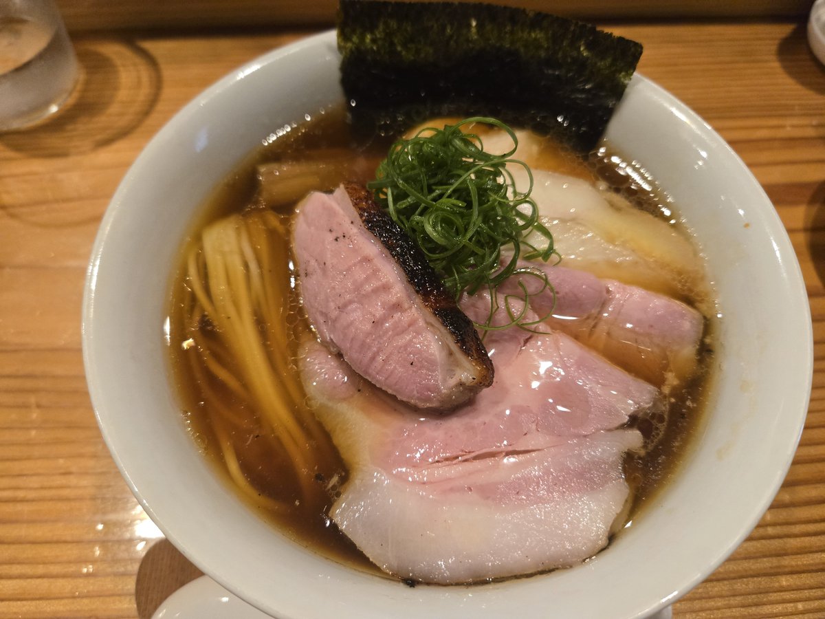 motoeiden's tweet photo. 旅行中でも金曜日昼はラーメン！
一枚目　めん 呼白
チャーシュー四種類が全てクオリティたかくて良かった。優しい醤油の味
二枚目　一麺天に通ず 
こちらは限定の冷やしのどぐろ
レアチャーシューは柔らかくてよき、麺は全粒粉入りで冷やしによくあっていてスルスルいけました。
ごちそうさまでした！ https://t.co/LIPI095VZr