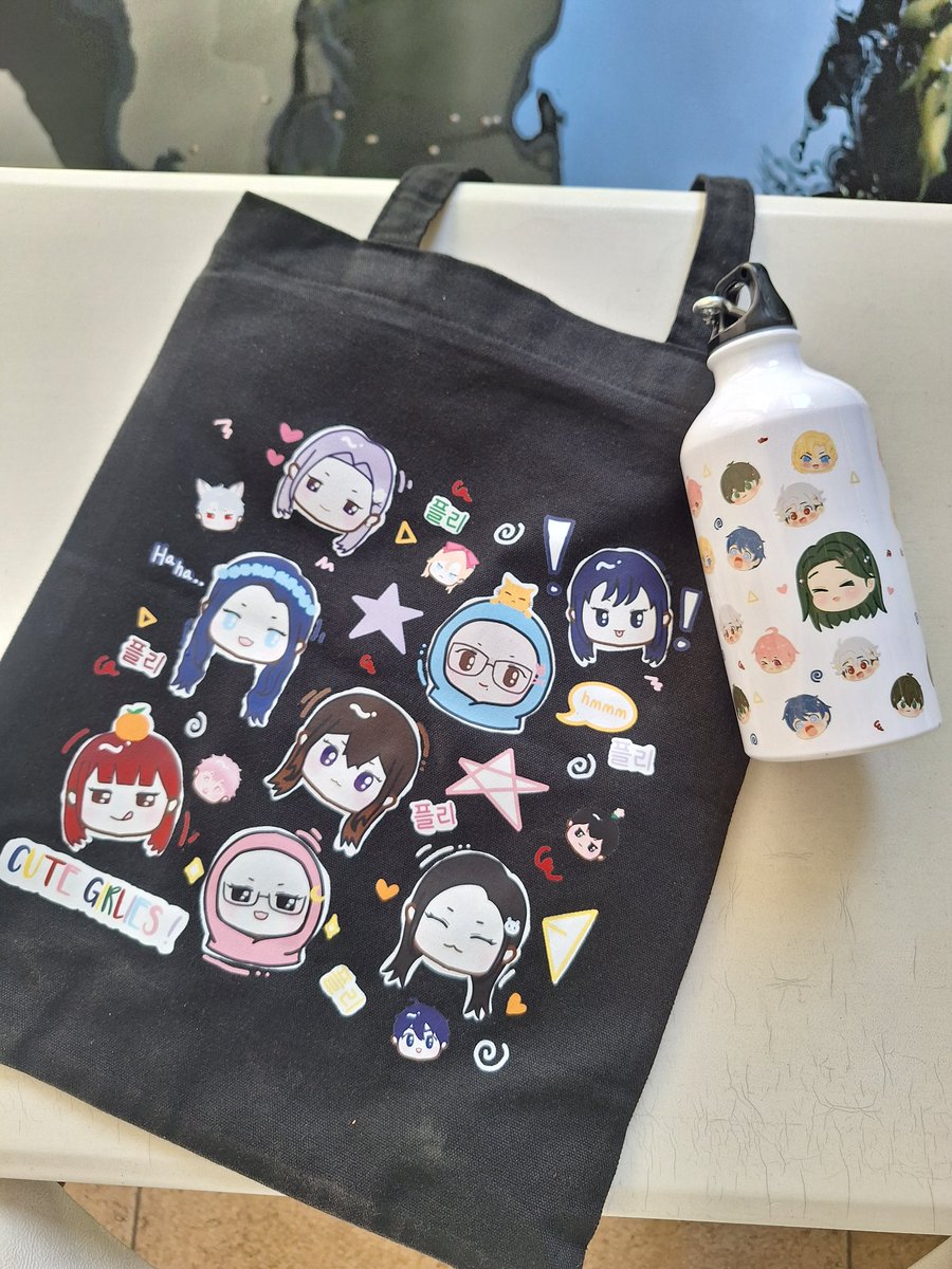 yoorievalp's tweet photo. Thank you for the gift gusy 🥹💝 

Totebag art by @holydokja 
Bottle art by @moonisselene 

@L0VEPARADE @fluffouriite
@angelinamyejun @pearlmetalgoldz @namyejunse https://t.co/KTFCeOOoHq
