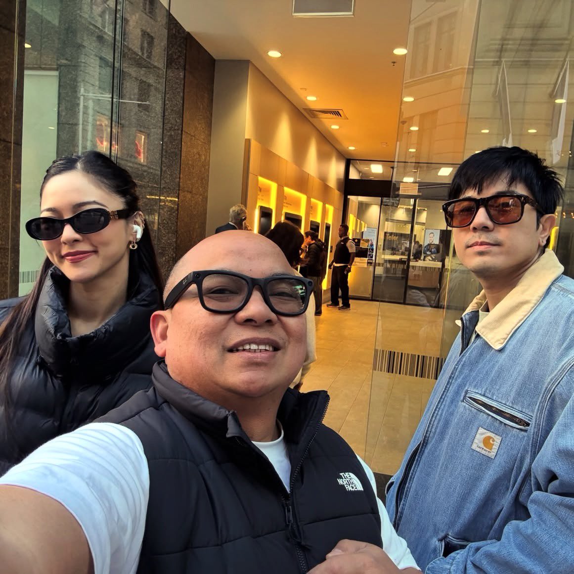notoracism2026's tweet photo. KimPau Australia date and sharing ng airpods 🇦🇺 https://t.co/kqeUjdQYLD