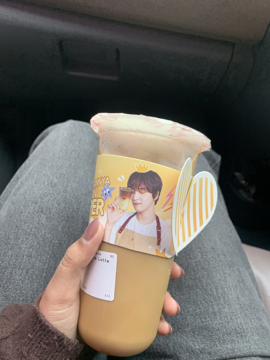 turnintomars's tweet photo. trying korean banana latte dan surprisingly ENAAAK, rasanya kayak minuman coklat pisang tapi ini kayak ada tambahan rasa kopi (jujur gatau knp berasa ada coklat2nya), aku pesen yang less sugar dan manisnya menurut aku oke banget dan pas yang less sugar #KopiKenanganxNCTHAECHAN https://t.co/VaZALQkkrp