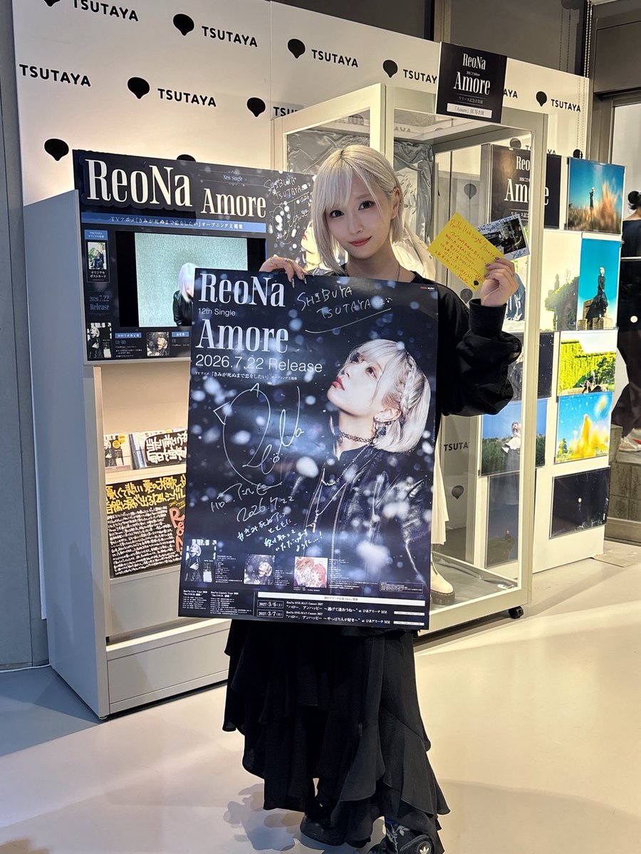 ReoNaStaff's tweet photo. 【お店訪問レポート】
SHIBUYA TSUTAYAさま

ReoNa 12th Single「Amore」の展開の前でお写真を撮らせていただきました！
「Amore」の衣装やパネル展示しております！
新しい足跡も残してきましたので、お店にお越しの際は是非チェックしてみてください！

#ReoNa
#ReoNa_Amore
#TSUTAYA https://t.co/mr5rT7zeZ1