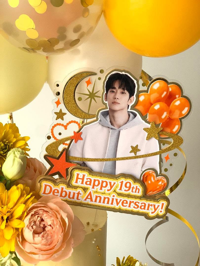 EchoesOfKSH_CN's tweet photo. 【留影机应援】20260724｜金秀贤出道19周年应援（七）

𝑯𝒂𝒑𝒑𝒚 𝟏𝟗𝒕𝒉 𝑫𝒆𝒃𝒖𝒕 𝑨𝒏𝒏𝒊𝒗𝒆𝒓𝒔𝒂𝒓𝒚｜𝑷𝒂𝒓𝒕 𝟕

❣️留影机定制的出道纪念日鲜花气球蛋糕 已送达金牌🎂💐🎈

留影机送给金秀贤的出道19周年纪念日蛋糕，已经在韩国时间上午十一点半左右送达金牌～

希望明亮的黄色和橙色可以给你带来长长久久的幸福快乐🧡💛

#TrueInEveryMoment  
#김수현데뷔19주년축하해  
#김수현너의모든순간을응원해

#KimSoohyun19thDebutAnniversary

#김수현 #KimSooHyun #金秀賢 
#キムスヒョン #คิมซูฮยอน