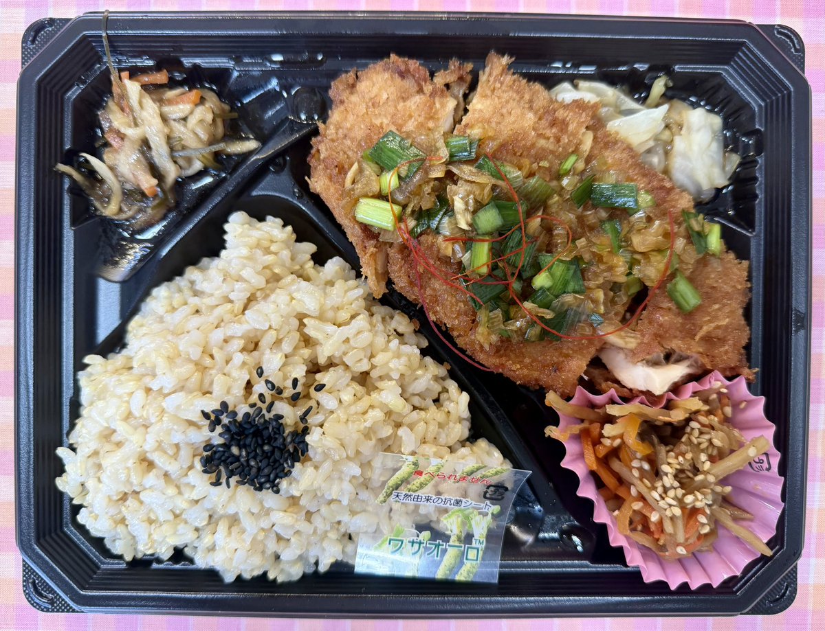 corchalsuruga's tweet photo. こんにちは☀️
本日も投稿が遅くなり申し訳ありません💦

本日のお弁当はこちら🍱
・ニラダレチキン弁当
・穴子ちらし寿司弁当
・おむすびセット

おすすめは穴子ちらし寿司弁当🍱
ふっくら穴子を彩り豊かに仕上げました😊

本日もお待ちしております✨
#ランチ #櫻の里 https://t.co/TfacOU27ky
