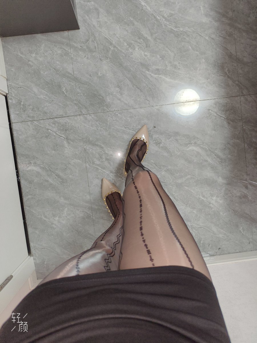 Tongsissy999's tweet photo. 成都这鬼天气谁敢穿黑丝��门啊，穿个肉丝都热死了，只能在家穿一下了🥺
#伪娘 #黑丝 #腿控 #油丝 #御姐 https://t.co/am4ho5gcjj