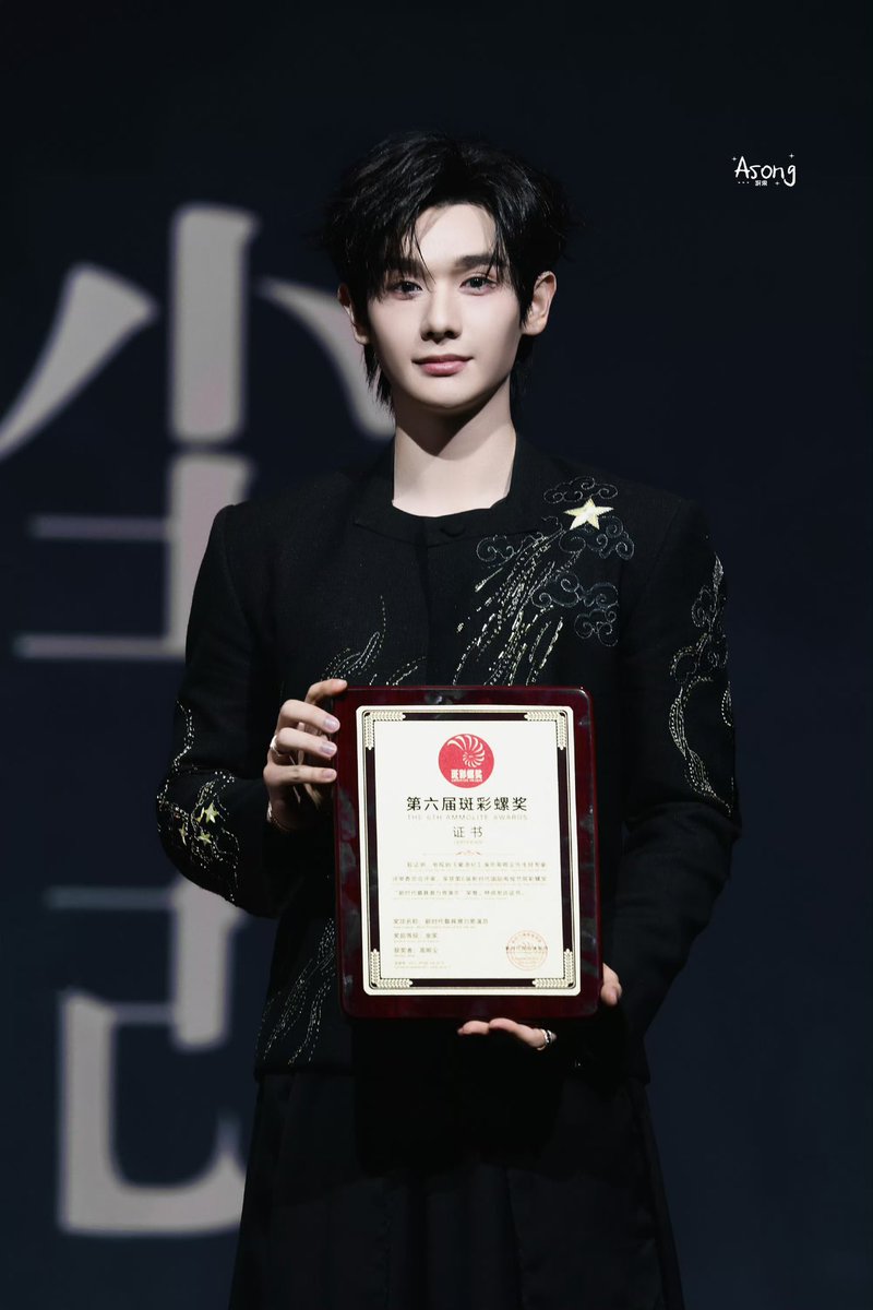 Ninnie9n's tweet photo. 澳涞坞集团 มาลงบทความเกี่ยวกับงานเทศกาลโทรทัศน์นานาชาติยุคใหม่ ครั้งที่ 6 ในวีแชท 

(อยากให้ลองอ่านว่าทำไมน้องนายถึงได้รับรางวัลอันทรงคุณค่านี้)

เมื่อเร็ว ๆ นี้ พิธีมอบรางวัลหอยสังข์หลากสี ในงานเทศกาลโทรทัศน์นานาชาติยุคใหม่ ครั้งที่ 6 ซึ่งจัดโดย 澳涞坞集团 ได้จัดขึ้นอย่างยิ่งใหญ่ ณ โรงแรม Grand Lisboa Palace Macau
งานเทศกาลครั้งนี้ได้รวบรวมเหล่าคนดังในวงการภาพยนตร์และซีรีส์ บุคลากรผู้เชี่ยวชาญ และสื่อมวลชนผู้ทรงอิทธิพลจากทั้งสี่ภูมิภาคสองฝ่าย (จีนแผ่นดินใหญ่, ไต้หวัน, ฮ่องกง, มาเก๊า) ร่วมกันสรุปและประเมินผลงานภาพยนตร์และซีรีส์ภาษาจีนยอดเยี่ยมประจำปี 2025–2026 ด้วยทัศนคติในสายอาชีพที่มีความเป็นมืออาชีพ เที่ยงธรรม และบริสุทธิ์ เพื่อเชิดชูเกียรติแก่คนทำงานด้านศิลปะและวรรณกรรมที่มุ่งมั่นตั้งใจสร้างสรรค์ผลงาน ยึดมั่นในคุณธรรมและศิลปะ อีกทั้งยังเป็นแพลตฟอร์มการแลกเปลี่ยนคุณภาพสูงที่ช่วยส่งเสริมการเชื่อมโยงอุตสาหกรรมภาพยนตร์และซีรีส์ในเขตอ่าวซานกวงตง-ฮ่องกง-มาเก๊า (GBA) และขยายการเผยแพร่ภาพยนตร์และซีรีส์ภาษาจีนสู่ระดับสากล

งานเทศกาลในครั้งนี้ร่วมจัดโดยสื่อหลักในฮ่องกงและมาเก๊า โดยได้รับสถาบันวิจัยอุตสาหกรรมบันเทิงแห่งประเทศจีน, สถาบันวิจัยภาพยนตร์แห่งประเทศจีน และสถาบันวิจัยเมืองแห่งประเทศจีน มาให้การสนับสนุนทางวิชาการและเชิงกลยุทธ์อย่างทรงพลัง มีทั้งความเป็นมืออาชีพในวงการและอิทธิพลทางสังคม
รางวัลหอยสังข์หลากสี เป็นรางวัลระดับแถวหน้าที่มีความน่าเชื่อถือสูงในอุตสาหกรรมภาพยนตร์และโทรทัศน์ภาษาจีน ตลอดระยะเวลา 6 ปีที่ผ่านมา ได้ยึดมั่นในหลักการตัดสินรางวัลที่ว่า ลดการพึ่งพากระแส ให้ความสำคัญกับคุณภาพ และรักษาเจตจำนงดั้งเดิม คณะกรรมการผู้เชี่ยวชาญประกอบด้วยผู้กำกับอาวุโส ศิลปินการแสดง และนักทฤษฎีภาพยนตร์และโทรทัศน์ชั้นนำในวงการ โดยปฏิเสธการใช้ตัวเลขกระแสเป็นเกณฑ์ แต่ใช้ความลึกซึ้งทางความคิดของผลงาน, ระดับการสร้างสรรค์ทางศิลปะ, ศักยภาพมืออาชีพของนักแสดง และคุณค่าเชิงบวกต่อสังคมเป็นมิติหลักในการตัดสิน เพื่อยกระดับความน่าเชื่อถือในวงการและการยอมรับจากสาธารณชนอย่างมั่นคงในทุก ๆ ปี
งานครั้งนี้ได้ตั้งเซกชันมอบรางวัลที่หลากหลาย เช่น การสร้างสรรค์ซีรีส์, ทีมผู้สร้างหลัก, นักแสดงยอดฝีมือ และศิลปินรุ่นใหม่ เพื่อสะท้อนระบบการสร้างสรรค์ซีรีส์ในประเทศที่กำลังเบ่งบานอย่างรอบด้านและมีมิติ

ในคืนนั้น รางวัลหลักต่าง ๆ ได้ถูกประกาศออกมาทีละรางวัล ผลงานคุณภาพยอดเยี่ยมและนักแสดงสายฝีมือต่างคว้ารางวัลไปครองอย่างสมเกียรติ

เพื่อค้นหาพลังใหม่ในวงการและสนับสนุนผู้สร้างสรรค์รุ่นใหม่ งานครั้งนี้ได้จัดตั้งรางวัลพิเศษ นักแสดงเยาวชนผู้บุกเบิกไล่ตามฝันแห่งยุคใหม่ เพื่อเชิดชูนักแสดงวัยรุ่นที่มุ่งมั่นขัดเกลาฝีมือ ยึดมั่นในเจตจำนงดั้งเดิม และส่งต่อค่านิยมเชิงบวก
จากการตัดสินอย่างเข้มงวดหลายรอบของคณะกรรมการผู้เชี่ยวชาญ นักแสดงวัยรุ่นที่ได้รับรางวัลนี้ ได้แก่:

• น้องนาย กรชิต บุญสถิต์ภักดี (เกาชิงเฉิน) ได้รับรางวัล นักแสดงชายดาวรุ่งผู้มีศักยภาพมากที่สุดแห่งยุคใหม่

ตัวแทนคณะกรรมการระบุว่า การตั้งรางวัลนี้มีวัตถุประสงค์เพื่อชี้นำให้คนบันเทิงรุ่นใหม่ละทิ้งนิสัยฉาบฉวยในวงการ ทุ่มเทให้กับกองถ่าย ขัดเกลาความเชี่ยวชาญ และเล่าเรื่องราวของจีนในยุคใหม่ผ่านมุมมองของเยาวชน นอกจากนี้ เหล่าศิลปินวัยรุ่นที่ได้รับรางวัลยังได้ร่วมกิจกรรมสาธารณประโยชน์ เผยแพร่วัฒนธรรมเยาวชน และรับผิดชอบต่อสังคมควบคู่ไปกับการสร้างสรรค์ผลงานอีกด้วย

王海歌 ประธาน Aolaimu Group กล่าวว่า รางวัลหอยสังข์หลากสีจะยังคงมีภารกิจหลักในการช่วยขับเคลื่อนการพัฒนาคุณภาพสูงของภาพยนตร์และซีรีส์ภาษาจีน ในอนาคต Aolaimu จะใช้แพลตฟอร์มนี้ในการค้นพบคนรุ่นใหม่ สนับสนุนบุคลากรทางศิลปะวัยรุ่น และเชื่อมโยงทรัพยากรระหว่างจีนแผ่นดินใหญ่ ฮ่องกง และมาเก๊าอย่างต่อเนื่อง

#นายท่านกรชิต