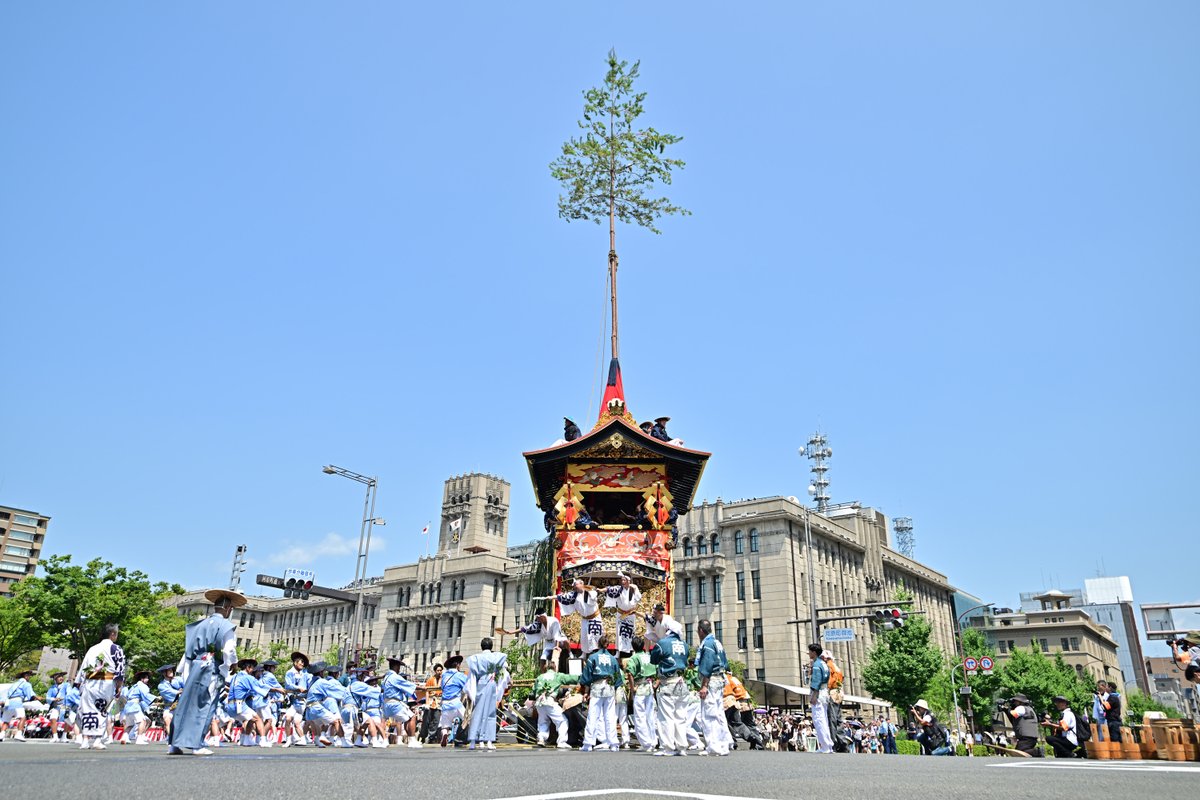 kyotocitykoho's tweet photo. 祇園祭・後祭の山鉾巡行が行われました！ 

先週の前祭に続いて、今日の後祭では11基の山鉾が京都のまちを巡行。 
京都市役所前では「くじ改め」が行われました。 
（広報担当撮影） https://t.co/xLAiLCsQz8