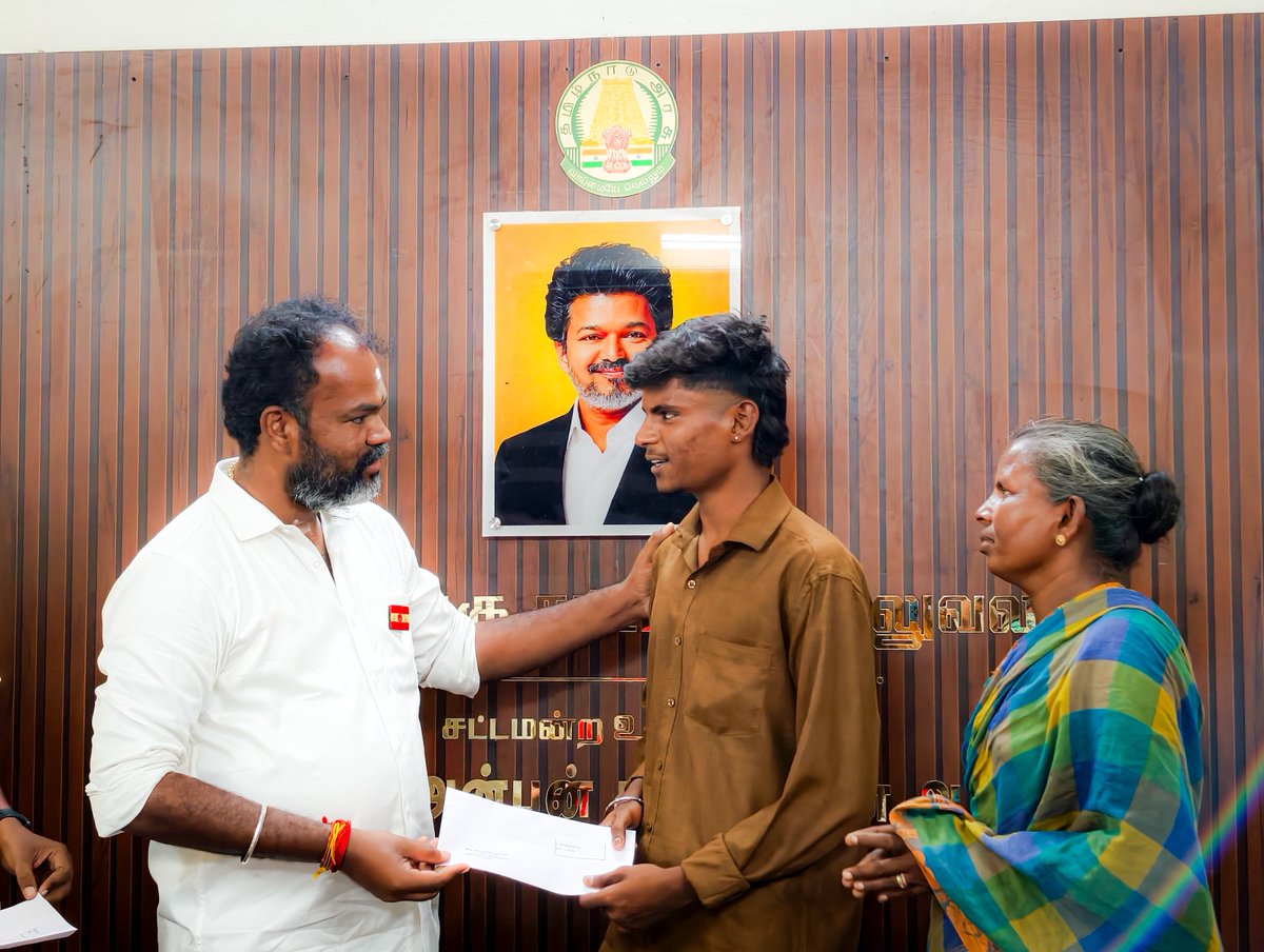KallanaiMLA's tweet photo. தனது இரண்டு மாத சட்டமன்ற உறுப்பினர் ஊதியத்தை முழுமையாக “தளபதி விஜயின் கல்விக் கரம்” என்ற கல்வி உதவித் திட்டத்தை முழியமாக மதுரை வடக்கு சட்டமன்ற உறுப்பினர் திரு விஜய் அன்பன் கல்லானை அவர்கள் இன்று மாணவ மாணவிகளுக்கு வழங்கினார்❤️

#TVKVijay‌ #MLAOfMaduraiNorth 
#TvkForTN https://t.co/QCJS421WMl
