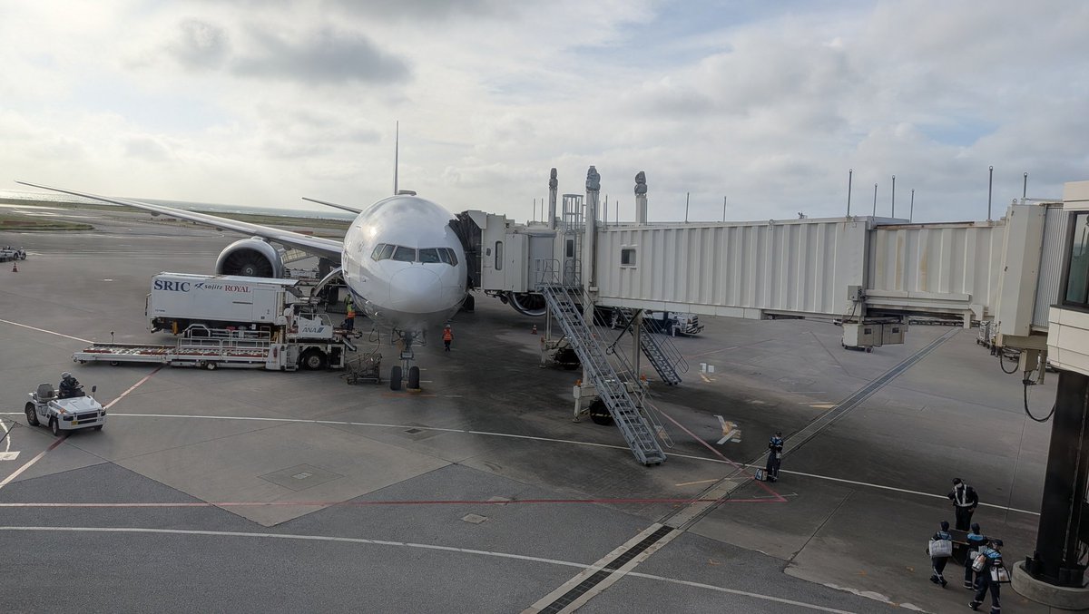 yoo_sfc's tweet photo. 到着したての77w
#ANA
#那覇空港 https://t.co/juuQloPibj