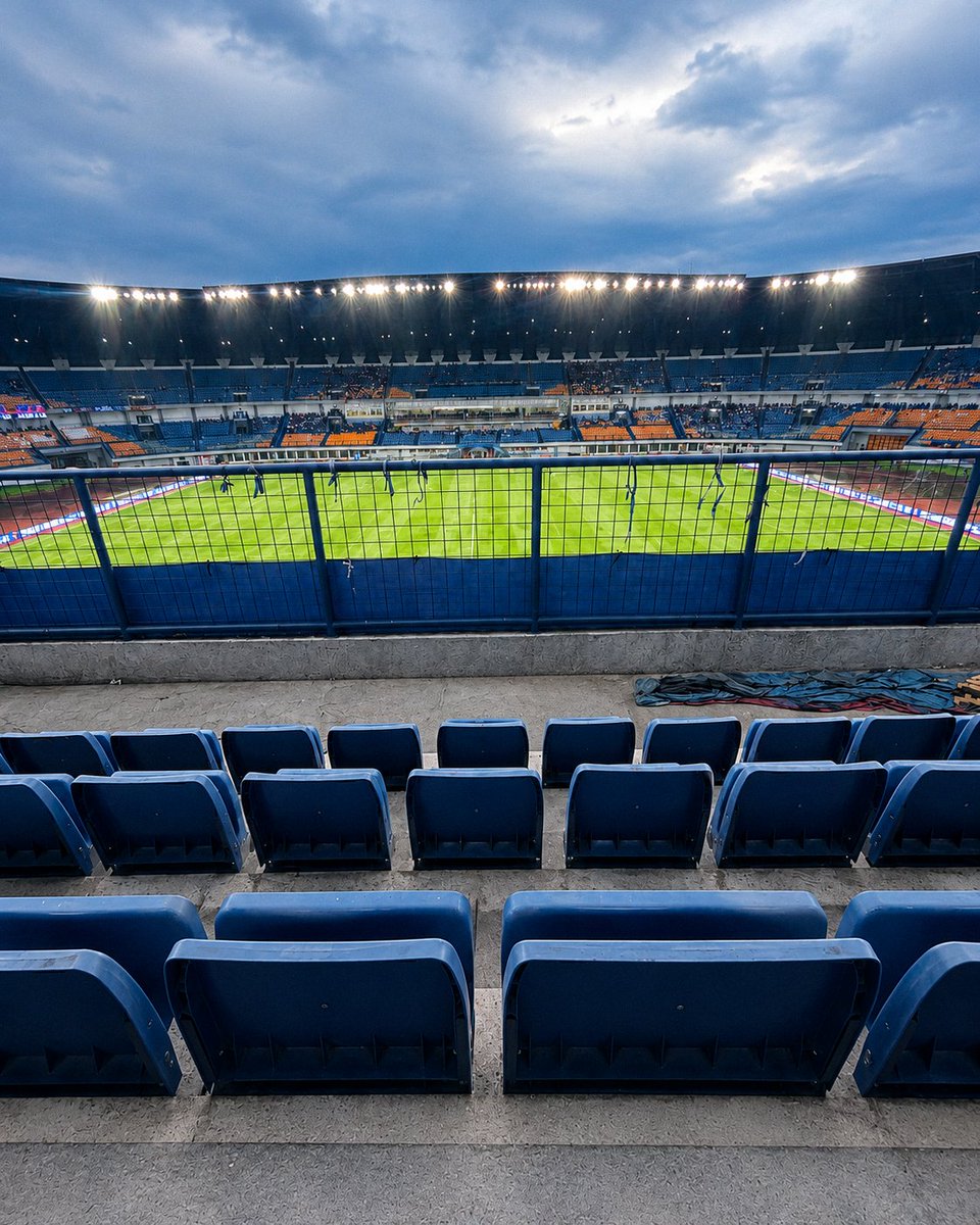kusuumagusti's tweet photo. ironis, beginilah Wajah asli GBLA ketika pagar Tribun atas punya akal sehat. 😭 Lucu juga, tribun atas disuruh pakai standar pagar tribun bawah. Logikanya ditaruh di mana?🗽😂🤣 @persib @halo_bandung https://t.co/99yp4mQ8Mn