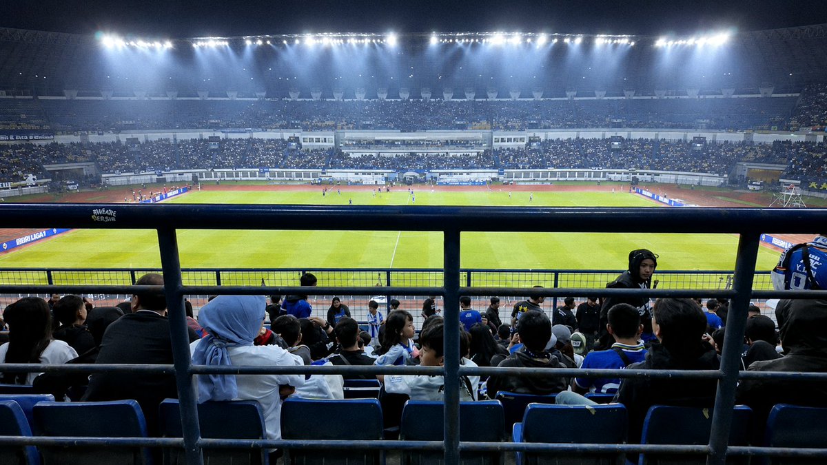 kusuumagusti's tweet photo. ironis, beginilah Wajah asli GBLA ketika pagar Tribun atas punya akal sehat. 😭 Lucu juga, tribun atas disuruh pakai standar pagar tribun bawah. Logikanya ditaruh di mana?🗽😂🤣 @persib @halo_bandung https://t.co/99yp4mQ8Mn