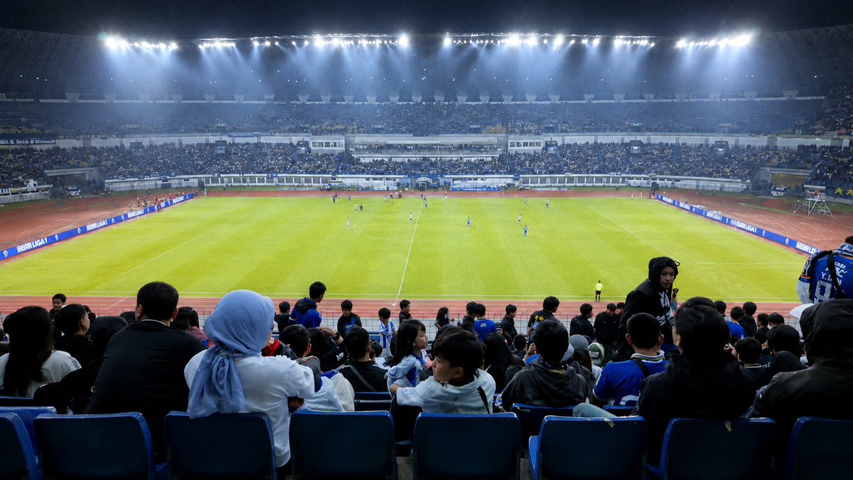 kusuumagusti's tweet photo. ironis, beginilah Wajah asli GBLA ketika pagar Tribun atas punya akal sehat. 😭 Lucu juga, tribun atas disuruh pakai standar pagar tribun bawah. Logikanya ditaruh di mana?🗽😂🤣 @persib @halo_bandung https://t.co/99yp4mQ8Mn