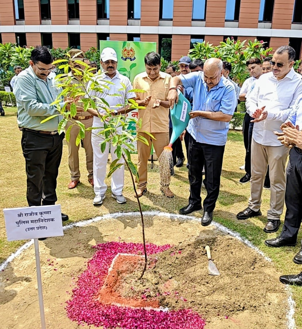 prakashdips's tweet photo. UP Police participated in Mega 🌳 Plantation Drive,led by Sh. Rajeev Krishna,IPS,DGP, planted saplings in Police Headquarters, Signature unknowinglyBuilding..
" It is better to light a candle 🕯 than to curse the darkness " 
#PlantationDrive
#EkPedMaaKaNaam https://t.co/Qa8z1mDCI2