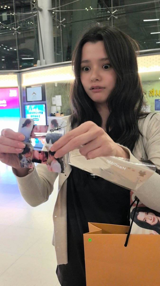 ThaiRoseyBecky's tweet photo. Hope this is clear to #FreenBecky‌ shippers who always bombard Rebecca with n0nsense questions &amp; inappropriate gifts.
At least understand she is an actress.
You can't go print NC scenes and present it to her at an airport in front of her dad,it's unacceptable
#BeckyArmstrong‌ https://t.co/RVaRJOWtRc