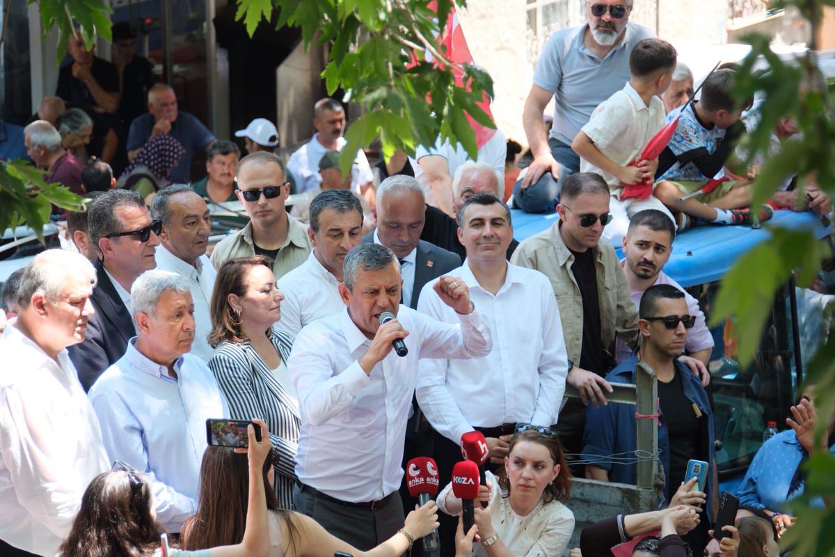 aniltanburoglu's tweet photo. Adana sıcağının teri değil bu; emeğin, mücadelenin teridir.
Bu memleket için sorumluluk almanın, yorulmadan çalışmanın, geri adım atmadan mücadele etmenin ve halkın umudunu büyütmenin izidir.
Türkiye Cumhuriyeti’nin geleceği için adalet, özgürlük ve eşitlik için yürüyenlerin alın teridir.