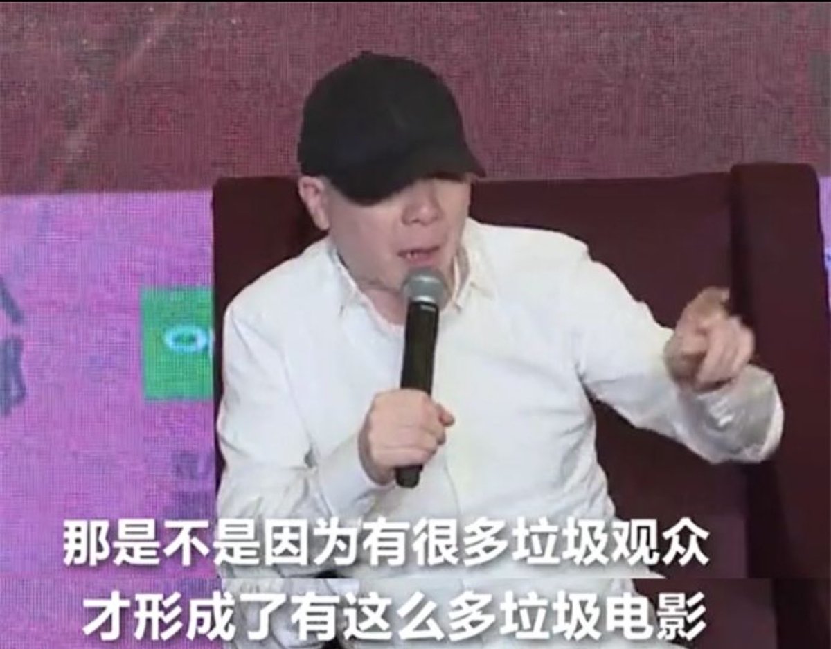 lunfeiepolai's tweet photo. 论文艺的退却

文艺原是要向前走的。

所谓向前，也未必要披荆斩棘，振臂一呼；有时不过是肯睁眼看街上的人怎样活，屋里的人怎样叹气，年轻人为何沉默，老人为何固执。倘能看清写明，便没有辜负纸张、银幕和看客的钱。

然而如今有一种文艺，却很会退。

它自然不承认退。退到高楼里，便说自己登高；退到小圈子里，便说自己孤独；退到无人听懂的黑话里，便说自己深刻；退到父兄、门生、故旧之间，便说这是传统。

于是退得越远，姿态反而越进步。

有些艺术家是很爱人民的。开机时爱，领奖时爱，申请经费时尤其爱。海报上印着“献给普通人”，采访中说“深入生活”，银幕上也果然有几个普通人：蹲墙角，淋雨，操方言，适时流下一滴方便摄影的眼泪。

至于普通人想些什么，他们却不大关心。

因为普通人的责任，原不是思想，而是出现。像戏台上的桌椅，摆着便证明有一间屋；群众从镜头里走过，便证明艺术家已走进群众。

艺术家走完了，群众便可以退场。

及至影片上映，群众竟不肯感动，甚至嫌它无聊，这便是群众的不对了。艺术家已屈尊描写他们，他们却还挑剔手艺，实在不知感恩。

于是评论家出来解释：这不是难看，是先锋；不是空洞，是留白；不是人物不说人话，是陌生化；不是故事讲不明白，是非线性；不是导演没想清楚，是观众没准备好。

我从前只知道病人要等医生，如今才明白，电影也要等观众长大。

观众说看懂了，他们便不快，仿佛伤了艺术尊严；说没看懂，他们却高兴，因为这正证明艺术高深。艺术家原来无论如何都不会失败。

票房好，是导演天才；票房坏，是市场低俗。

有人称赞，是专业认可；有人批评，是网络暴力。

自己人获奖，是实至名归；旁人得势，是流量当道。

这规则很精密，像旧庙里的签，无论抽出哪一支，都能证明庙祝有理。

但文艺既如此高深，为什么又总爱占据最好的银幕、最多的版面、最响的喇叭？

小众可以小众，孤独也不妨孤独。一个人关起门来，对墙写三千页无人能解的诗，原是他的自由。只是写完后，最好不要封住街口，命令过路人停下听他朗诵；更不要见人打呵欠，便责备国民性不佳。

曲高和寡，本是曲者的选择。如今却仿佛成了和者的罪过。

尤其奇怪的是，某些最爱谈独立精神的人，生活并不独立。项目靠资本，声誉靠奖项，热度靠平台，机会靠师友，失败则靠群众承担。

资本说这是大师，媒体便采访；媒体采访了，奖项便注意；大师得奖，资本便更确信自己投得英明。大家互相证明，循环往复，终于造出一尊金身。

金身自然是金的，至于里面有没有东西，便不宜敲了。

偶然有年轻人从门外探头，守门的便问他师承何处，毕业何校，曾与何人吃饭，又被哪位老师称作“很有灵气”。年轻人说只有作品，守门的便笑了。

只有作品，怎么够呢？

作品是给观众看的，资格却是给圈子看的。在这里，能力只是末节，来历才是正文。父亲未必真是父亲，也可以是导师、前辈、公司、学院、协会或常坐评委席的熟人。血统也不必流在血管里，它还可以流在通讯录中。

这样的人多了，便成了山头；山头多了，便自称群峰。

他们站在峰上，看见群众不再仰头，反而低头刷手机，便说当代人的审美退化了。

其实退化的未必是群众。

群众这些年看得多了。他们见过精密的故事、壮阔的画面；知道特效应花在银幕上，不是发布会上；演员应从人物里长出来，不是从热搜里落下来；也知道一部作品若要十篇访谈解释，或许不是观众缺理解，而是作品缺完成。

他们只问一句：凭什么？

凭什么同一个人失败十次，还有第十一次的大投资？

凭什么有些人一出场便被称作新星，别人熬了十年仍在门外？

凭什么票房要群众贡献，评价却不许群众开口？

凭什么你花了大家看不见的钱，还要大家为看不见而鼓掌？

这“凭什么”三个字，从前不好听，如今却渐渐响起来了。

于是文艺界慌张了。他们原以为群众只是市场，不料群众也有判断；原以为流量可以买，掌声可以组织，奖项可以安排，最后才发现信任不大听话。

你可以让一个名字一天出现一万次，却不能命令人相信一次。

文艺的退却，不是它变得小众，也不是它变得复杂。真正的退却，是它不再面对活人的经验，只愿面对熟人的赞美；不再冒险创造新的语言，只用旧资格抵押新的资源；不再把人民当作主体，却仍把人民写进申报材料。

它口中说远方，脚下却退回院墙。

墙里很暖，有资本的灯，有流量的火，有奖杯的镜子。大家围坐着，彼此称赞气色很好。偶尔墙外传来嘘声，他们便关紧窗户，说风太大了。

但文艺究竟不是屋里的祖宗牌位。

它若不肯走向人群，人群也未必永远等它。

到那时，墙里的人仍可互相颁奖、互相感动，宣布黄金时代尚未结束。只不过墙外的灯已亮在别处，笑声也从别处传来。

他们仍在谈文艺如何前进。

文艺早已绕过他们，向前去了。