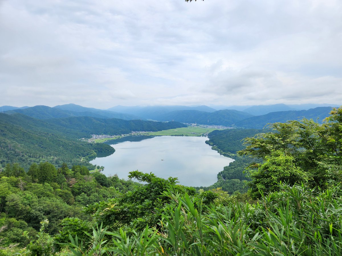 Moriyama_ac's tweet photo. 来週の夏山合宿に向けた練習山行で賤ヶ岳に登りました。頂上から見える琵琶湖・余呉湖の美しさには感動しました！
沢山体力つけて、夏山合宿精一杯楽しみましょう！ https://t.co/abfVLqQHj7