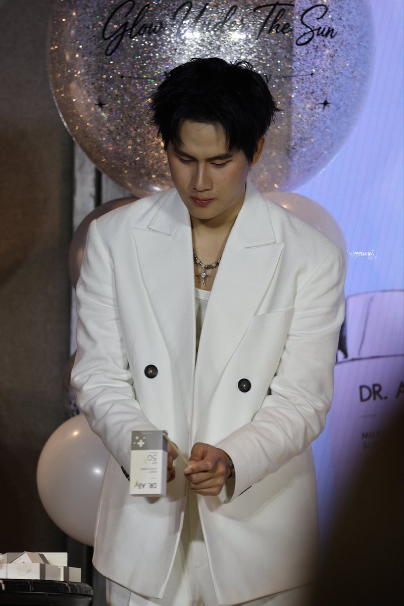 pamsusuu's tweet photo. คีบกล่องยังไงให้หล่อขนาดนี้อ่ะพี่ 

GLOW WITH WINNY

#DrAllyxWinny 
#DrAllxWinny  #winynny https://t.co/9rtYGeqiEu
