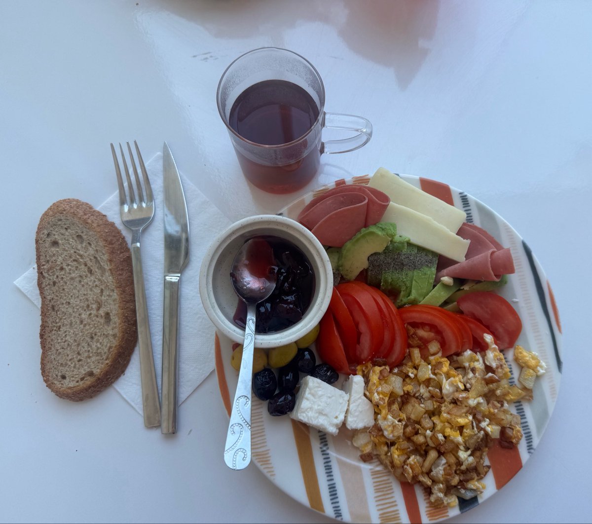 cang0nca's tweet photo. Boğaz manzarası olmasa da , adalar manzaralı kahvaltı keyfimdir :) Bu arada 1 haftadır avokado ve şekersiz vişne reçeli yiyemedim çok özledim 😁 Benim için bu gün kötü olamaz o yüzden :) https://t.co/PQI9TT9PGM
