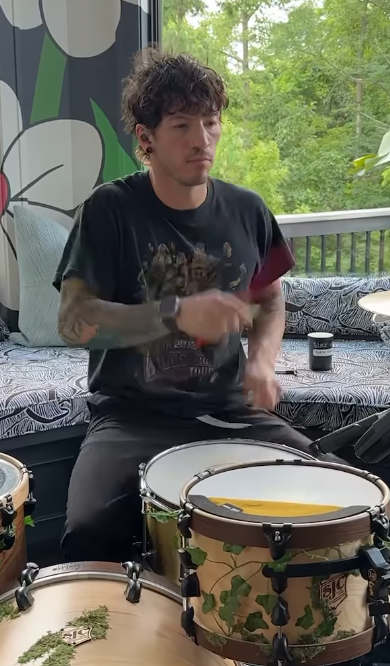 NamelessIsXero's tweet photo. @ast3roidb612 @sickmachine The snare used in the studio version for centermass IS the clancy bell brass snare! Ofc its gone thru processing and all that but its just the same SJC snare haha
But ya joshs kits ALWAYS sound amazing 🙌
If u wanna look into the snare more heres the link https://t.co/pIFOzfAppX https://t.co/fzF0by4xdg
