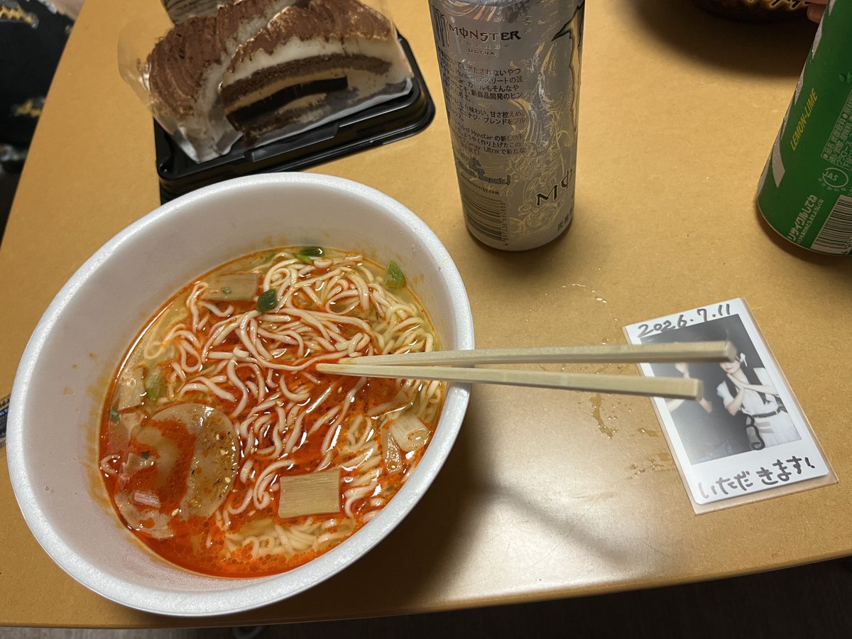 Hymenaeaprotera's tweet photo. チェキと夜飯でツイートしようと思ってたけど箸で見事に顔隠れてて終わり https://t.co/UidvfXUQVN