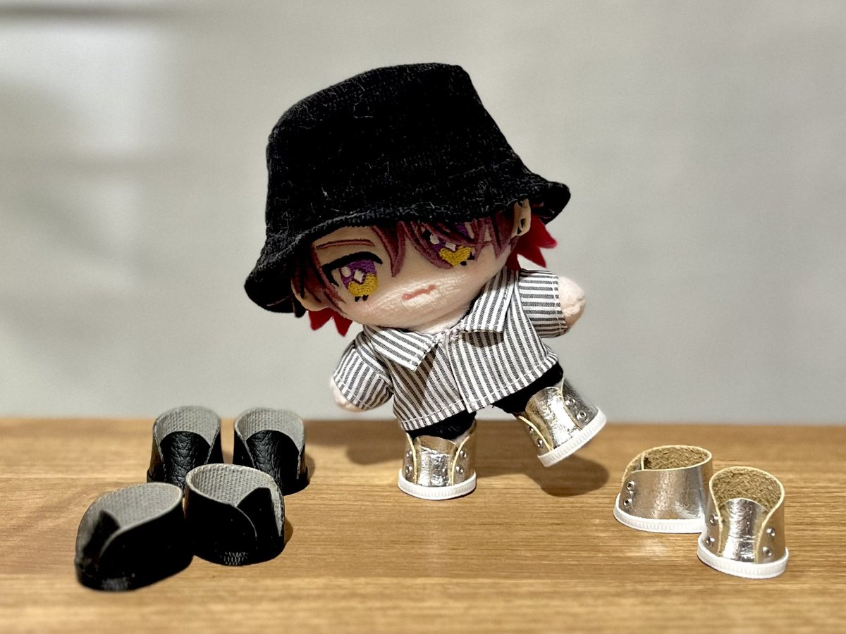 Scantinato_K's tweet photo. ポージングぬいの靴そろそろ完成や！って思ってたのに靴紐の黒と白がストック切れしてたー😂
靴紐まだだけどとりあえずシルバーのもブラックのも無事に自立出来る✨片足でも立てる☺️ https://t.co/9rhsKtsPj3