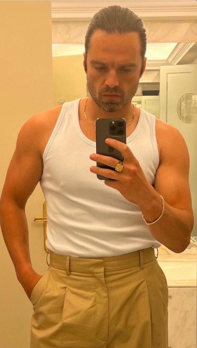 buckysw1fe_'s tweet photo. I NEED MORE MIRROR PICS.

 (Michael thank you for giving us these) https://t.co/sgCFrDxjkt
