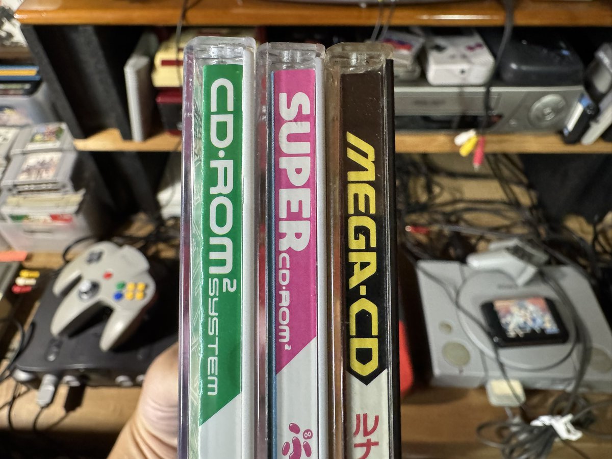 okamuretrogames's tweet photo. 左：PCエンジンのCDロムロム
中：PCエンジンのスーパーCDロムロム
右：メガドライブのメガCD

左と中もプレイ環境がちょっと違います。
低予算でこれらのプレイ環境を揃えるのは大変💦

でもジャンク修理の腕は上がります💪

#レトロゲーム
#PCエンジン
#メガドライブ https://t.co/9FKH6vIHrF