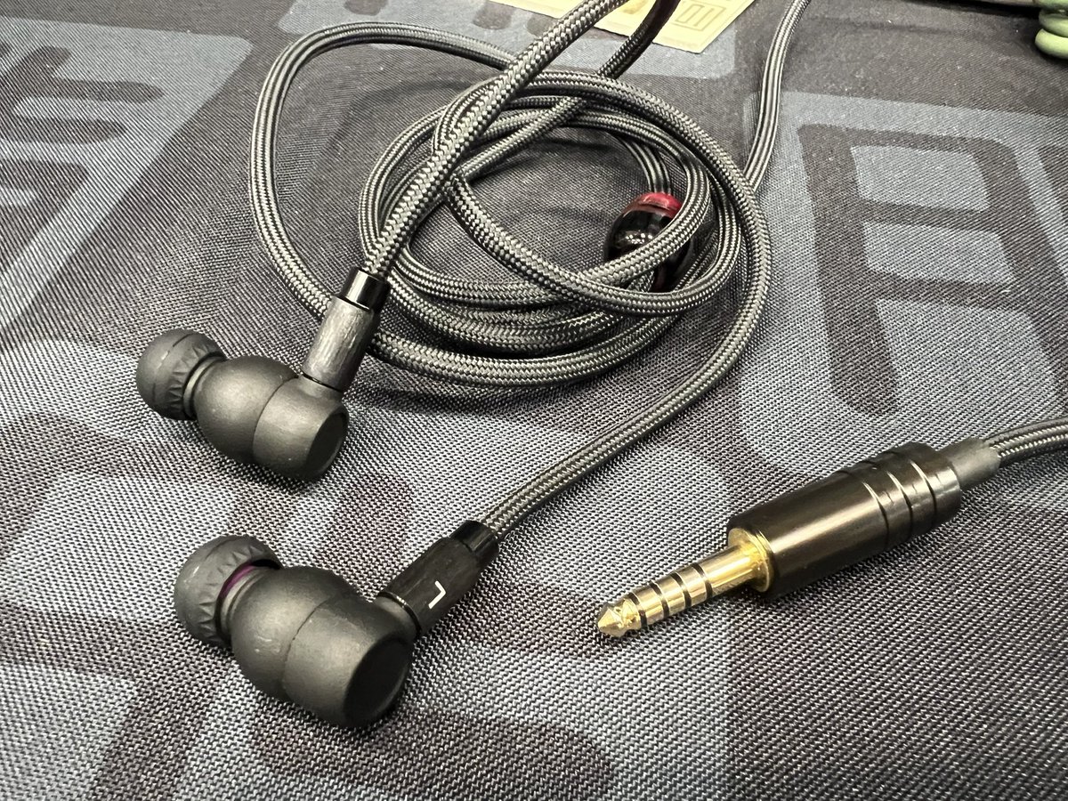 Pine_App1e's tweet photo. 脂 (KOTTERI) Mark III - コッテリボンノウ を試聴。
低域は底鳴りと押し出しの中間くらいで、RHCPのようなファンクやロックとの相性はかなり良さそうでした。 https://t.co/jAVciDtoWZ