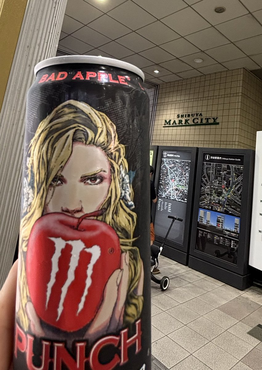 moko555w's tweet photo. 渋谷のマークシティのところでモンスターの新作配布してた✨ https://t.co/IsymfCIcmP