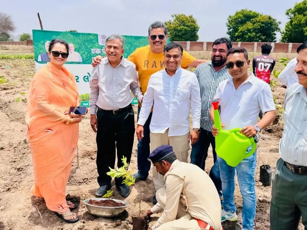 mlakanupatel's tweet photo. 🌱 હરિયાળું પર્યાવરણ જ વિકસિત ભવિષ્યનો મજબૂત આધાર છે.

માનનીય પ્રધાનમંત્રી શ્રી @narendramodi સાહેબના માર્ગદર્શન હેઠળ ચાલી રહેલા "એક પેડ માઁ કે નામ" અભિયાન અંતર્ગત આજે મારા સાણંદ વિધાનસભાના શેલા ગામ ખાતે વૃક્ષારોપણ કરી પર્યાવરણ સંરક્ષણનો સંદેશ આપ્યો. https://t.co/ycVpDQngwA