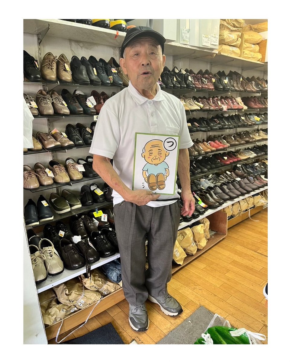 mikodaasaichi's tweet photo. 【朝市の靴屋さん】
宝屋靴店さんは神��田朝市で唯一の靴屋さんで、60年の歴史がある老舗です。
創業当時では珍しく靴の行商もやったそうです。
南大通にもお店があるのでぜひ覗いてみてくださいね😉
とてもお手軽な値段ですよ👏👏👏
さんさの草履もあります！ https://t.co/25e7WVL14n