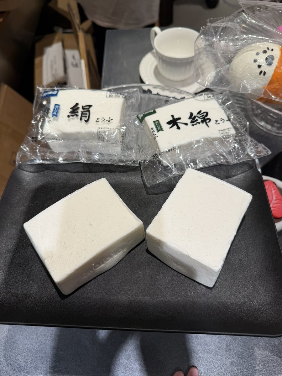 Leoleoleo132's tweet photo. 池袋PARCOでスクイーズ。小学生くらいの女の子と、その保護者が大半。うちは試触して絹とうふ等をお買い上げ💸💸
#punikko
#スクイーズ https://t.co/94116UKlyI