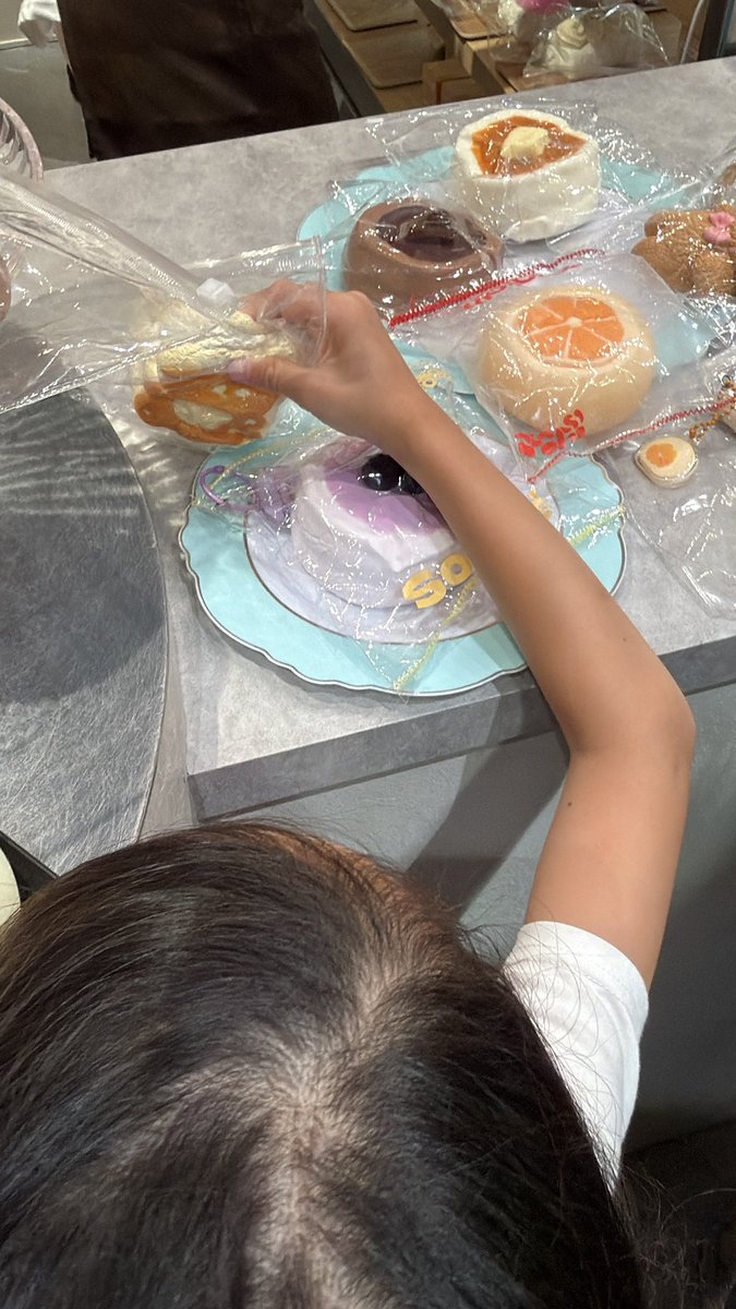 Leoleoleo132's tweet photo. 池袋PARCOでスクイーズ。小学生くらいの女の子と、その保護者が大半。うちは試触して絹とうふ等をお買い上げ💸💸
#punikko
#スクイーズ https://t.co/94116UKlyI