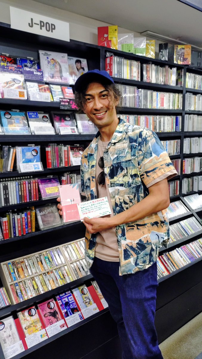 diskunion_dy1's tweet photo. 【アーティスト様ご来店】
7/7【短冊CDの日】に『潮風に揺られて』をリリースされたJUN PARKER様、ご来店されました🙌
POPも書いていただきありがとうございます！
みなさまのご来店お待ちしております♬ https://t.co/l8vj0Tbyia