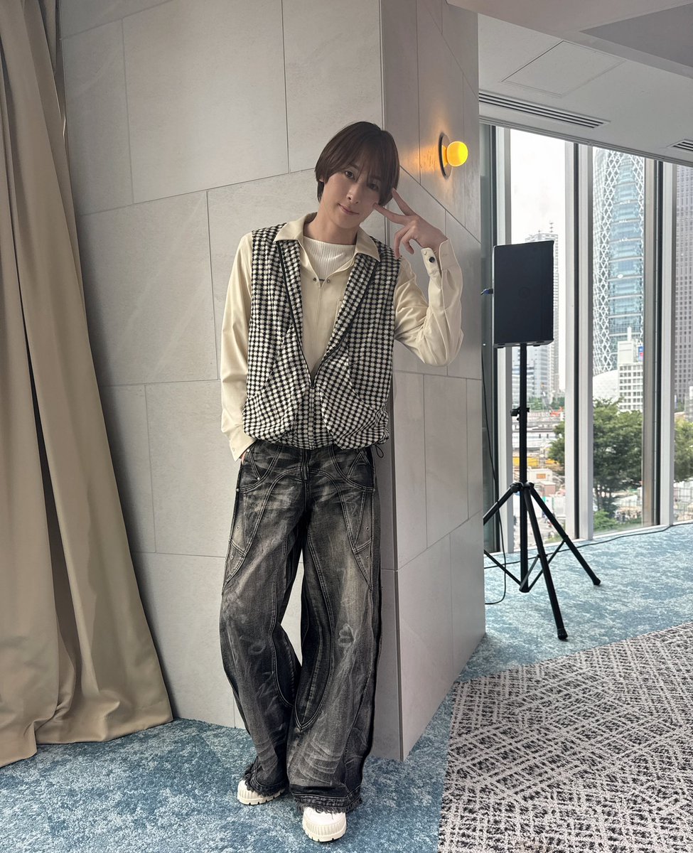 ryousei_tanaka's tweet photo. 『植田のゆる旅.Log』～韓国編～
田中涼星グッズお渡し会
カムサハムニダー！！

久しぶりに夏に皆様とこういう形で
お会いできました。うれぴよ🐥
みんなとの会話超楽しかったです💪
良い夏の思い出や🥴幸せ。
また旅ログできますように✈️

今日の衣装だよーん。
もっと背景考ればよかったよーん。笑 https://t.co/tKZkpgE95O