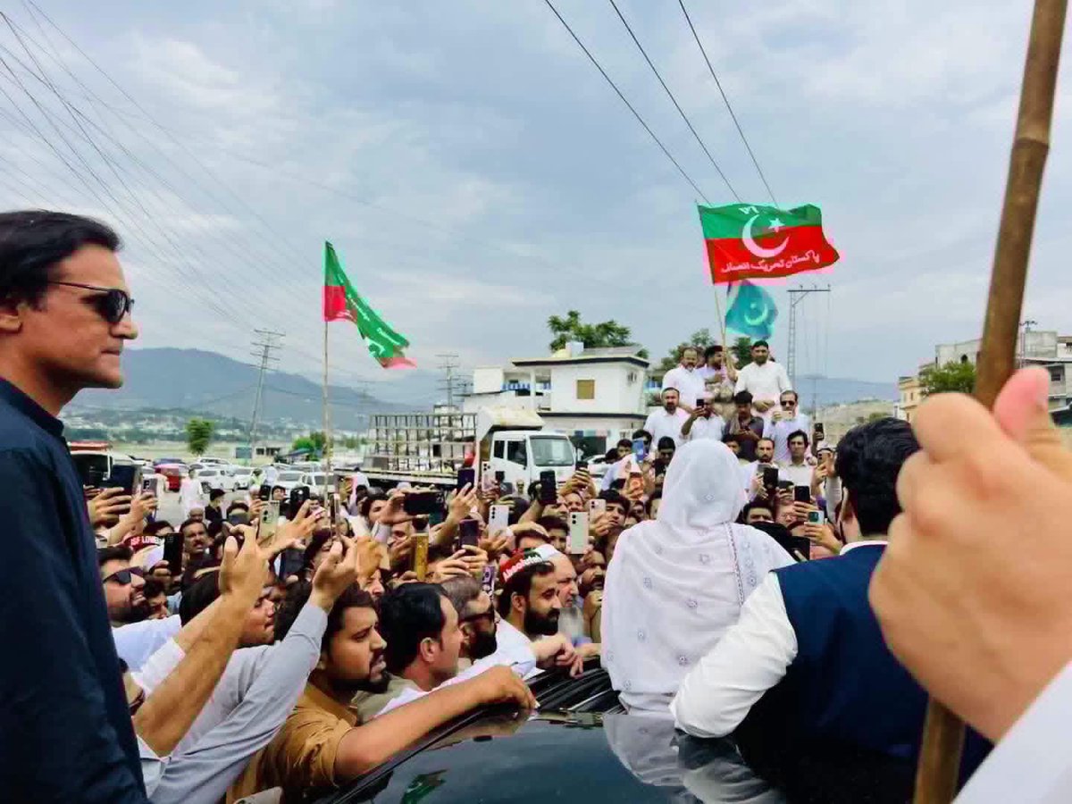 ahmad__bobak's tweet photo. 🚨علیمہ خان تیمر گرہ پہنچ گئیں شاندار استقبال https://t.co/9FTS66pW1p