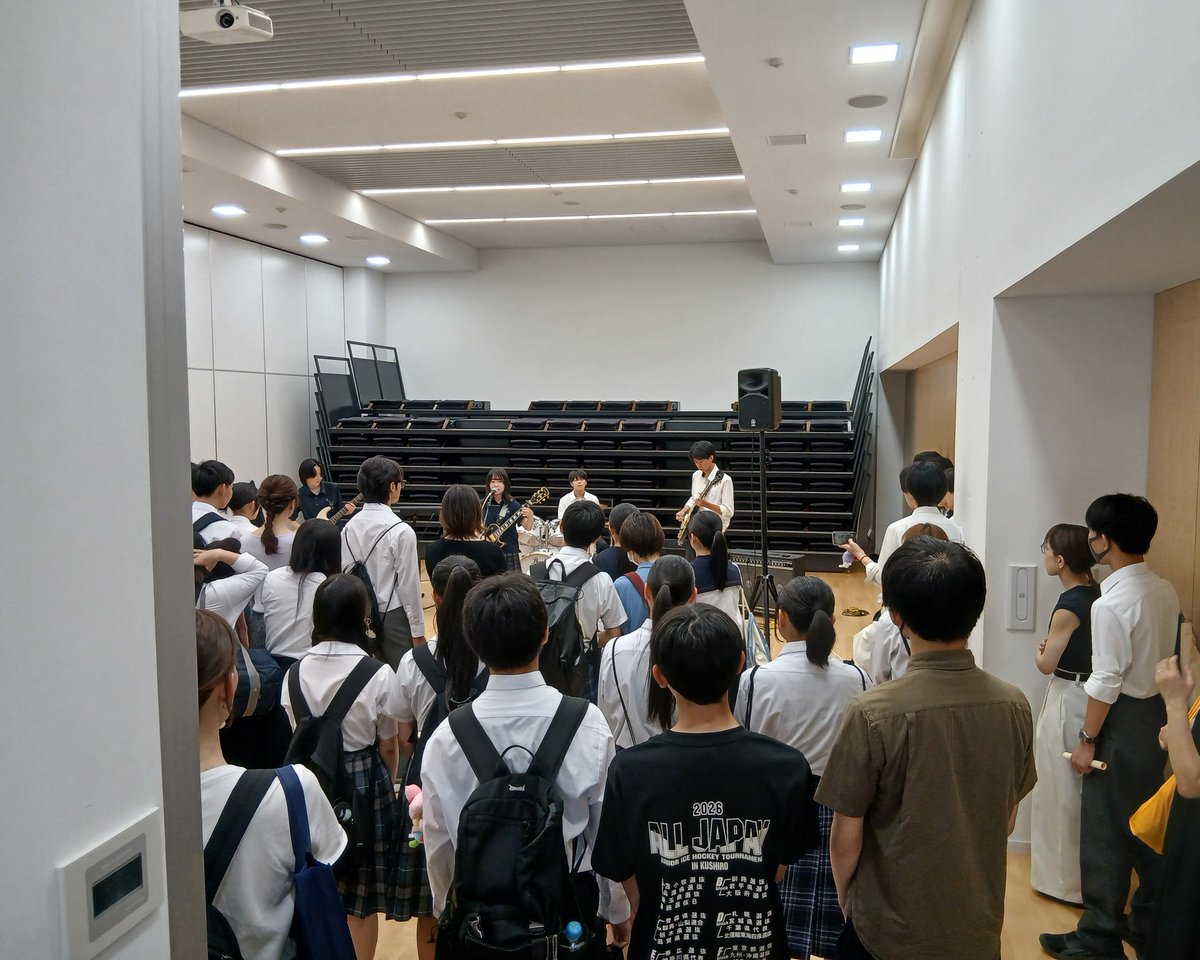 tmtm218tm's tweet photo. 週末の振り返り。昨日はオープンキャンパス。わが軽音楽部はミニライブ。いい演奏。嬉しくなって帰宅後はDATE SEVENで晩酌。かつおとくじらの刺身がアテ。今日も仕事。早朝の聖餐式に出てから出勤。帰宅してまたDATE SEVENで晩酌。アテは鮭の塩焼き。今週もハードだ。頑張ろう。まずはゆるりとしよう🍶 https://t.co/DdLhPCv0Ng