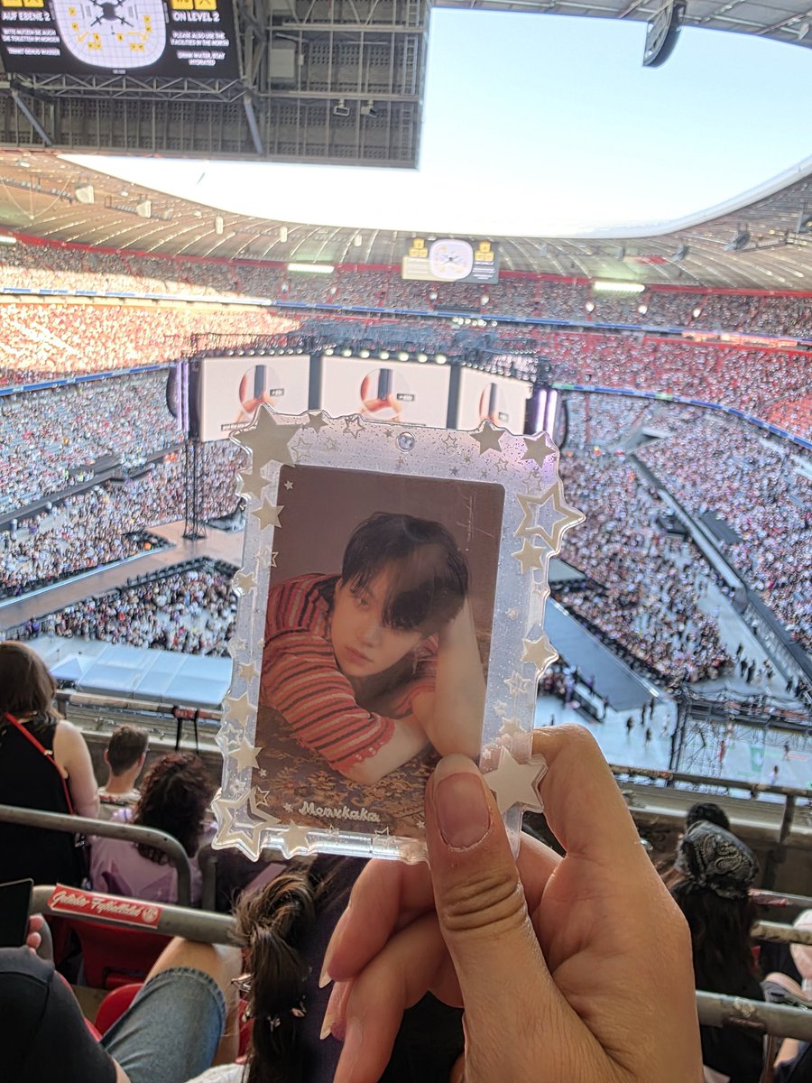 strawberytaegi's tweet photo. ieri sera ho portato yoongi a vedere il concerto dei bts https://t.co/X68YXFtLbP