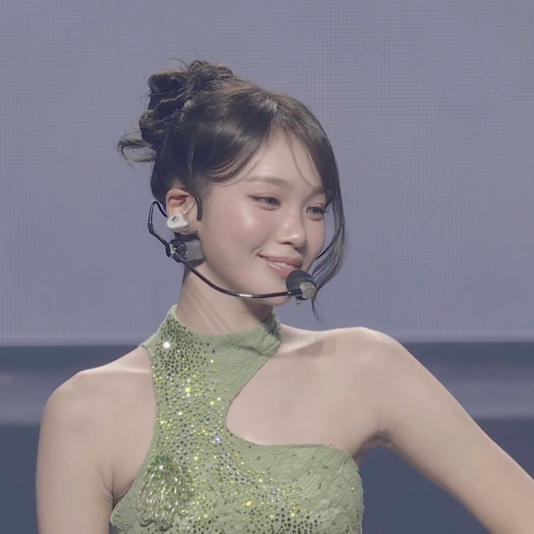 archivedkcw's tweet photo. if she was blonde, she would literally be tinker bell rn ✨ https://t.co/3tFt9qfNXW