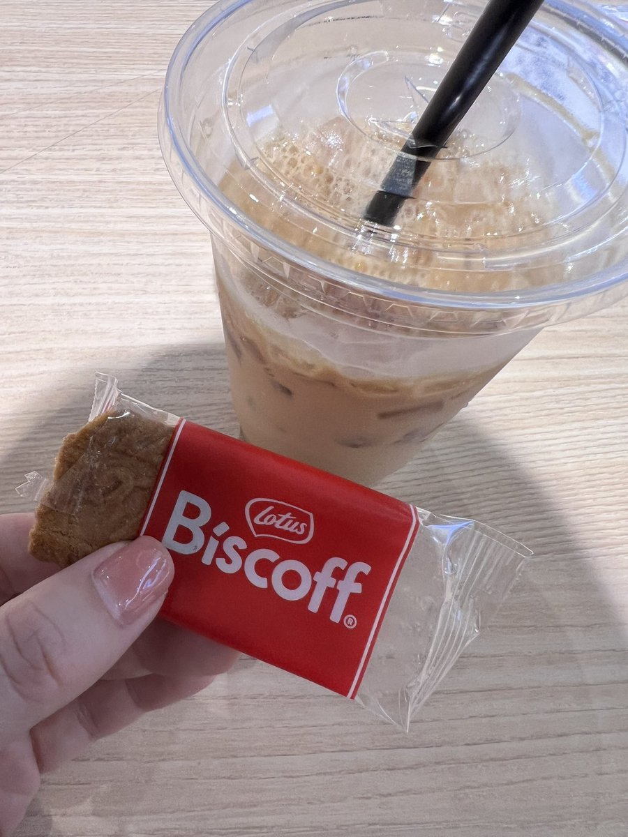 HSPyome's tweet photo. よく行くスーパーの中に入ってるコーヒーショップ。
コーヒーにロータスつけてくださるんです。

って、いつぞやにもポストしてると思うんだけど、ほんと嬉しい♡
無糖のカフェラテとロータスの相性って良すぎよね♡

#iamcoffee 
（食べかけ・飲みかけでごめんなさい） https://t.co/MDyfWedwwt