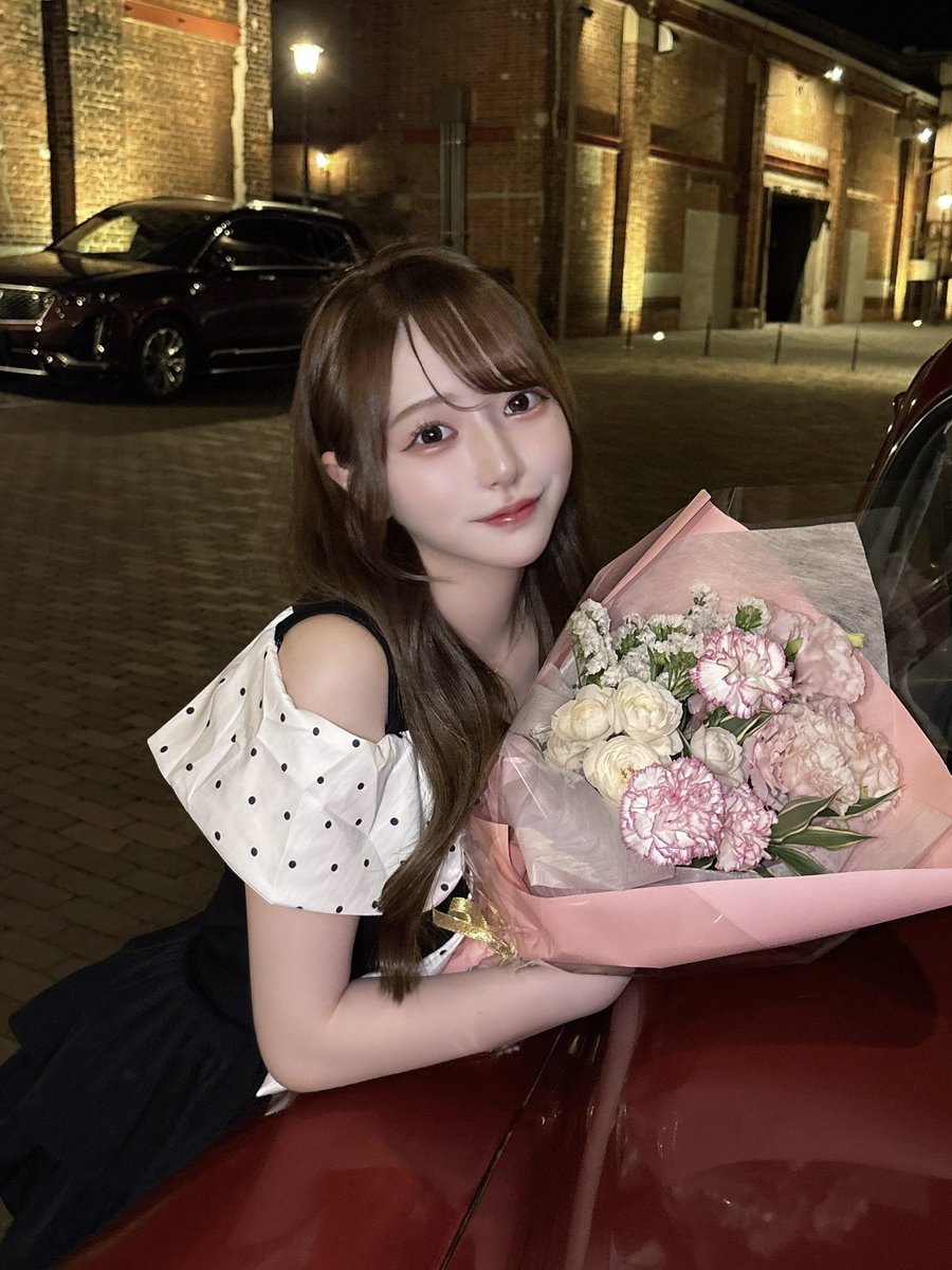 _uq5u0's tweet photo. 女の子なので結局花束と手紙がいちばん嬉しいの https://t.co/A80VWexJlT
