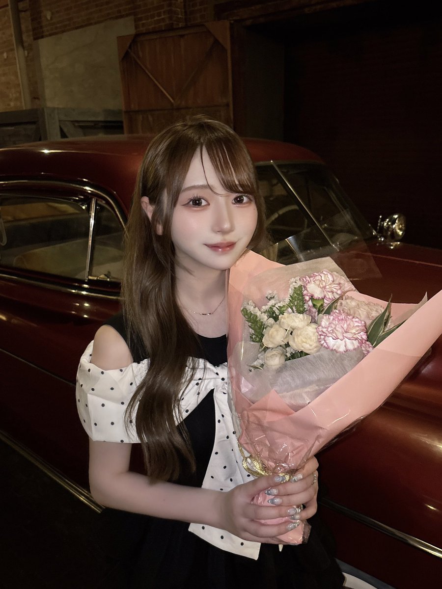 _uq5u0's tweet photo. 女の子なので結局花束と手紙がいちばん嬉しいの https://t.co/A80VWexJlT