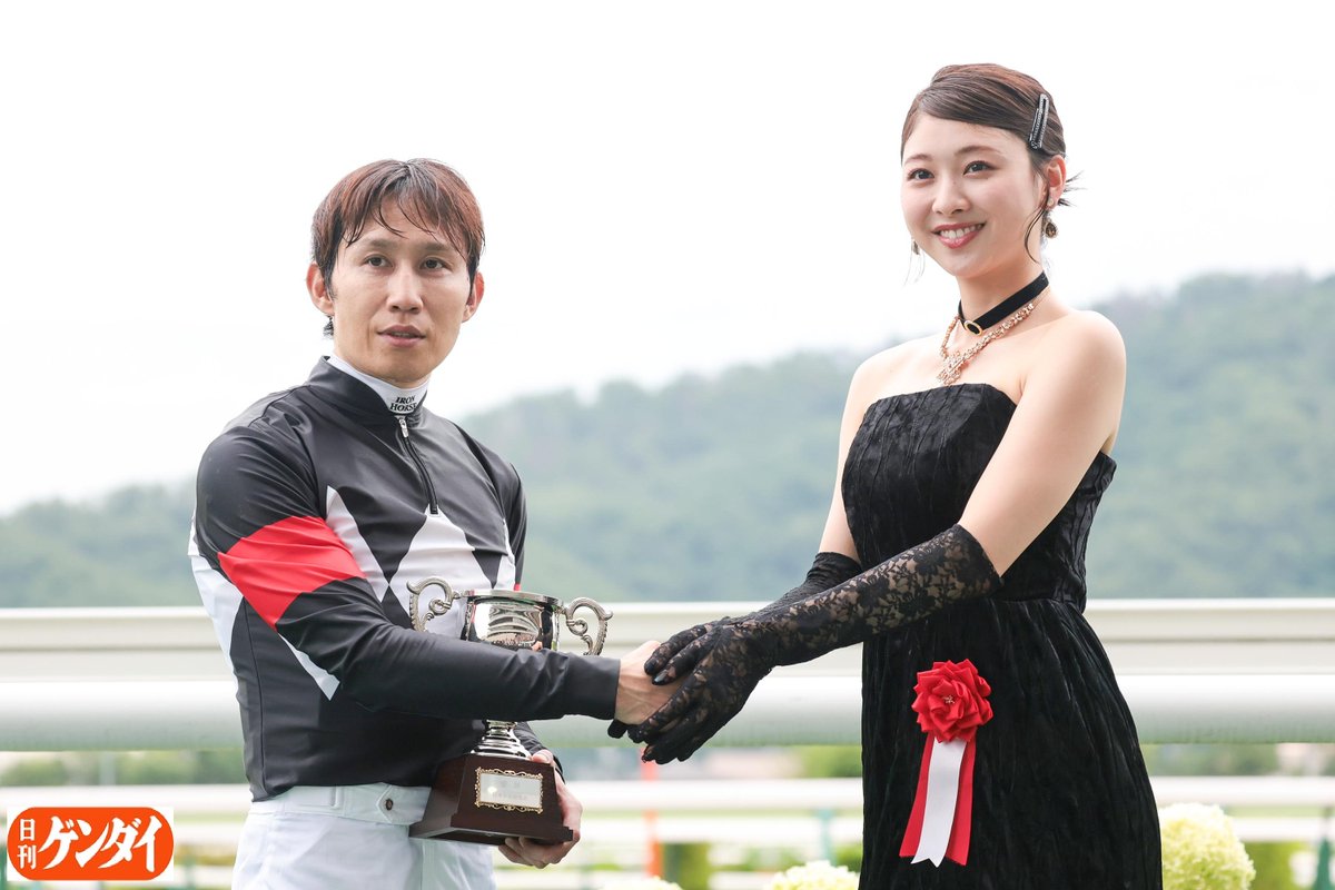 gendai_keiba's tweet photo. 七夕賞、表彰式プレゼンターは女優の富田鈴花さんでした。
#田辺裕信 #富田鈴花
#七夕賞 https://t.co/D9PfTE9cVO