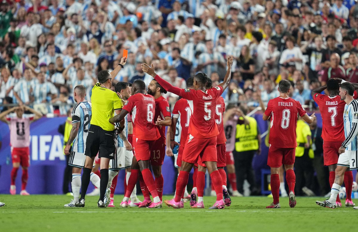 ActuFoot_'s tweet photo. 🚨🚨 Murat Yakin, sélectionneur de la Suisse 🇨🇭 : « NOUS ÉTIONS MEILLEURS QUE L’ARGENTINE ! LE FOOTBALL N’A PAS GAGNÉ ! »

Il estime que le rouge d’Embolo est UNE ERREUR MANIFESTE de l’arbitre 👇 :

« Nous avons été PUNIS PAR UNE ERREUR. 

Il n’y avait aucune raison pour ce 2e carton jaune. JE NE COMPRENDS PAS ! 😤

C’était une situation innocente, sans danger. Cette décision était tout simplement INCROYABLE... Je suis totalement en désaccord. 

Il y avait UN CONTACT ÉVIDENT et je ne comprends pas comment l’arbitre et le VAR en sont arrivés à cette conclusion…

La Suisse avait toutes les raisons de se sentir lésée. Mais je ne dirais pas qu’ils favorisent l’Argentine. Nous avons eu un match équitable et ouvert. Les deux équipes ont joué au football… 

Nous avons simplement été punis par une erreur… »

🎙️ conf. de presse