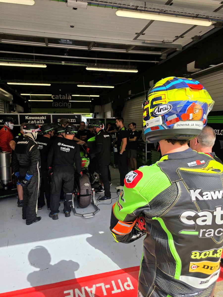 Circuitcat_cat's tweet photo. 😱 Cop dur per a Kawasaki Català Aclam. La Kawasaki ZX10R #3 està aturada al box amb problemes tècnics quan l’equip encara mantenia una remota esperança de disputar la victòria. Una incidència que podria ser definitiva en les seves aspiracions.

#24hMotoBarcelona https://t.co/77bx6v3o0r